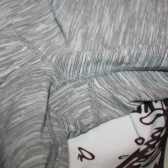 Lululemon Striped Gray & White Leggings 🌵 4 - Picture 9 of 12